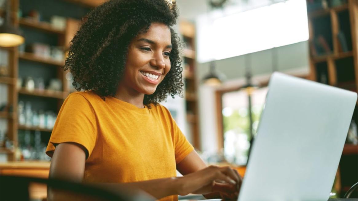 Процесс финансового анализа и работы с документацией в офисе Zynar Holux